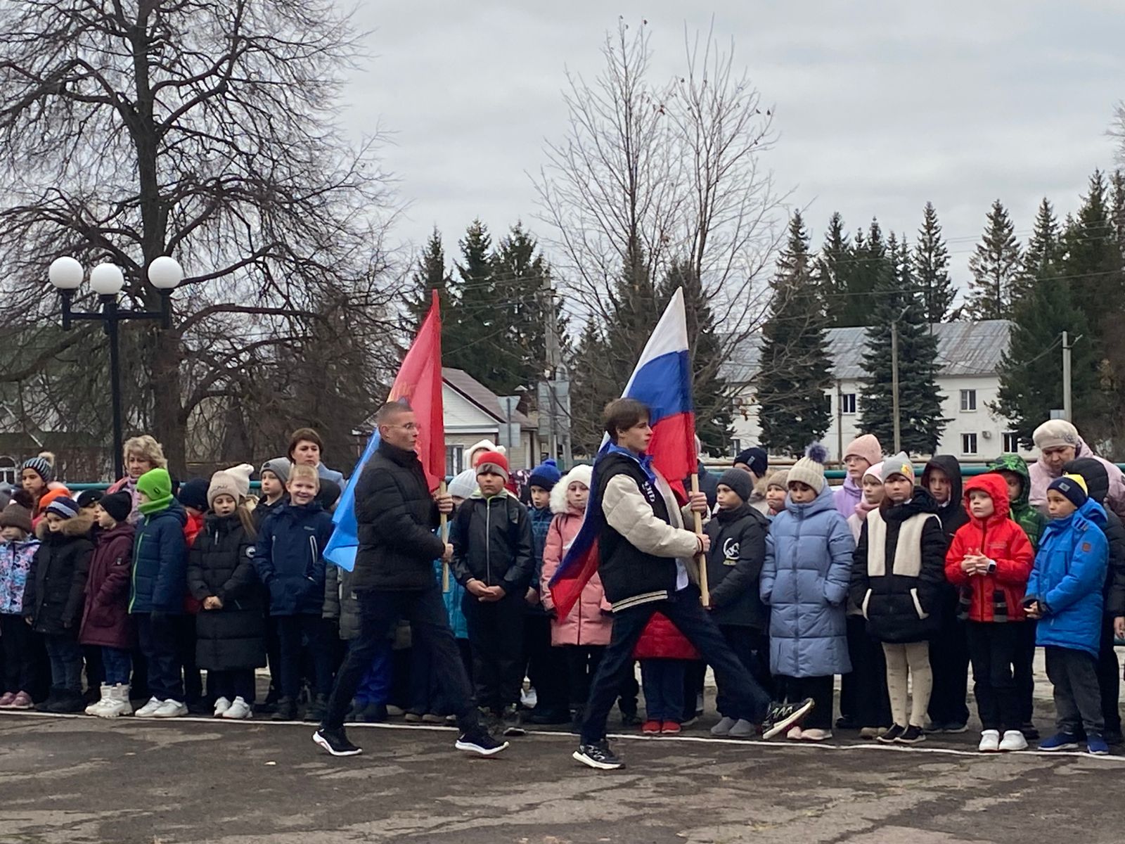 С награждения спортсменов началась традиционная линейка в понедельник..