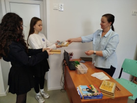 Ученики школы поддержали международный день книгодарения..