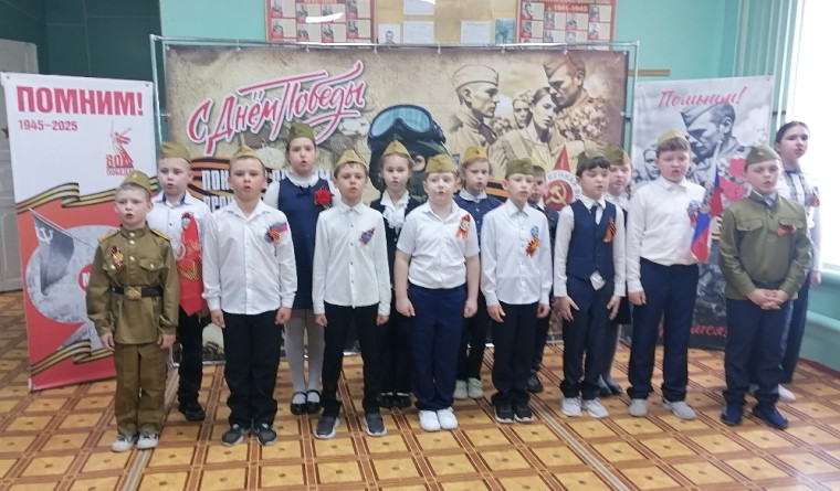 Торжественная линейка, посвященная Дню Победы.