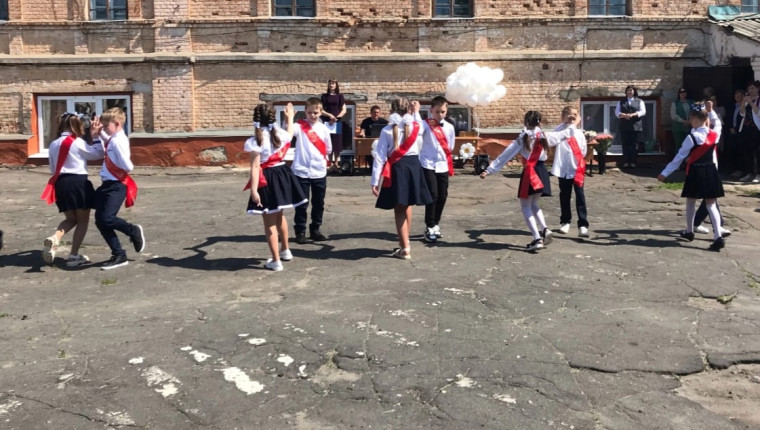 Последний звонок в начальной школе.