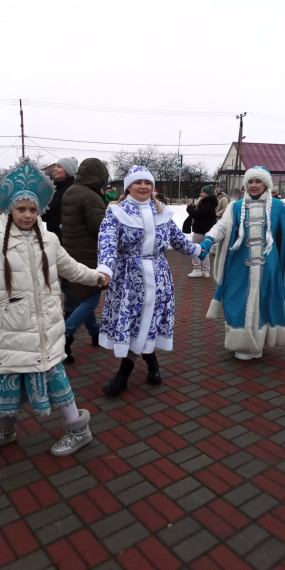 Новогоднее шествие Дедов Морозов и Снегурочек.